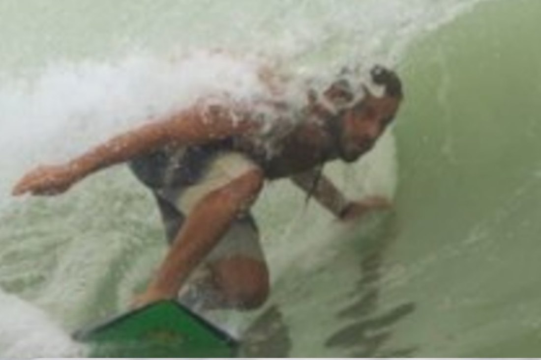Marcel surfando no Brasil em 2023