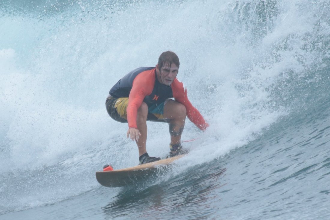 Marcel surfando em Macaronis, Mentawai, em 2016