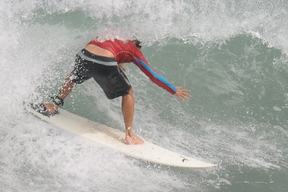 Marcel surfando em Pavones, Costa Rica, em 2009
